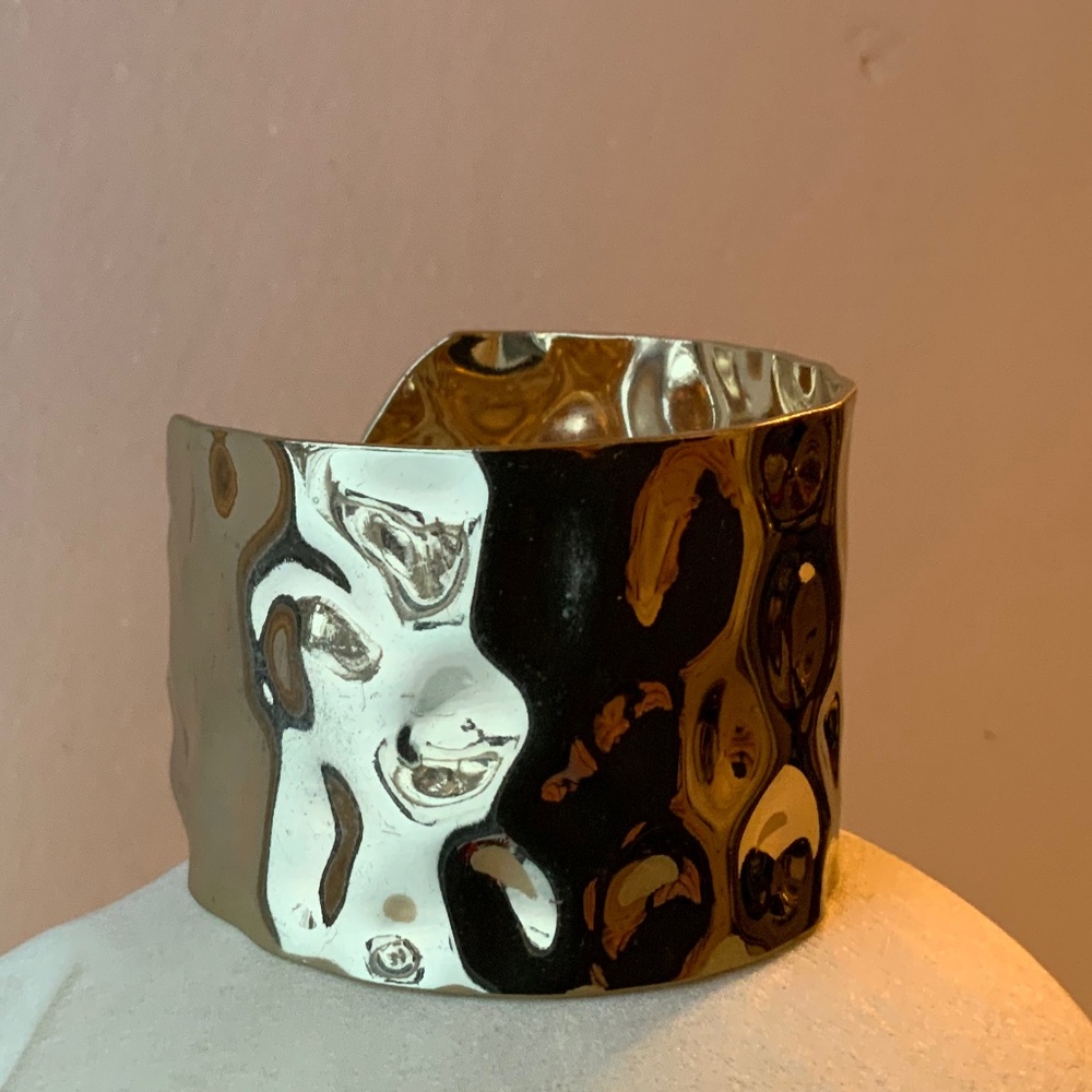 Gold tone bracelet. Statement piece. Vintage 80s.